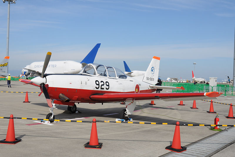 こちらも航空自衛隊所属の国産練習機「T-7」。スバル製