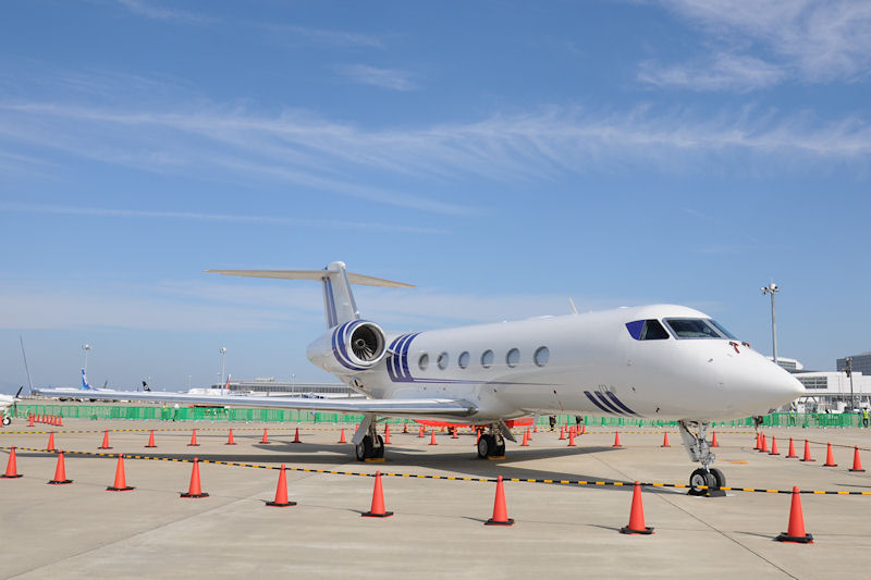 ビジネスジェットのトップシェアメーカーであるガルフストリーム・エアロスペース製の「Gulfstream G450」。人気モデル「Gulfstream IV」をベースに最新のハイテク装置を導入した新鋭機