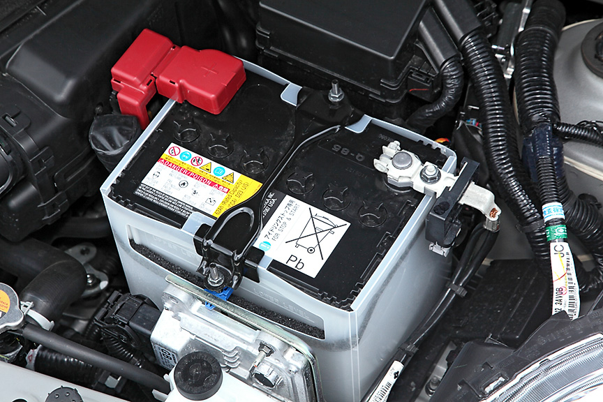 アイドリングストップ付のためバッテリーは大きめのQ-85サイズ。撮影車両にはアメリカ製のモノが装着されていた