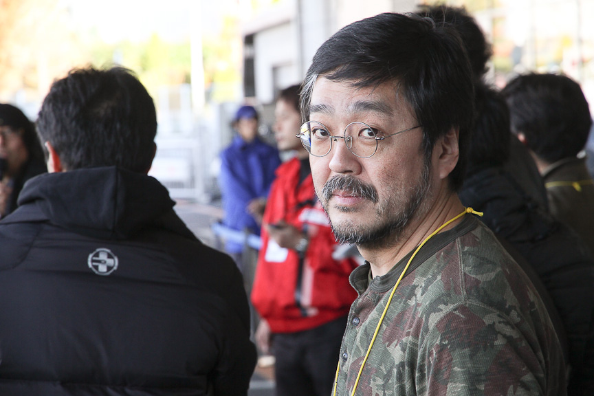 おっさん、迷子の犬みたいに不安そうな顔をしている。実際には迷子の犬以上に不安だったし、かなり焦っていた