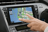 ナビレビュー】プリウスに8V型モニター装着を可能にした「ストラーダ