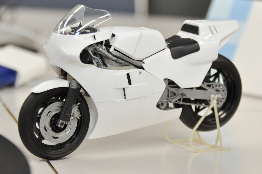 未塗装の組み立て済み模型