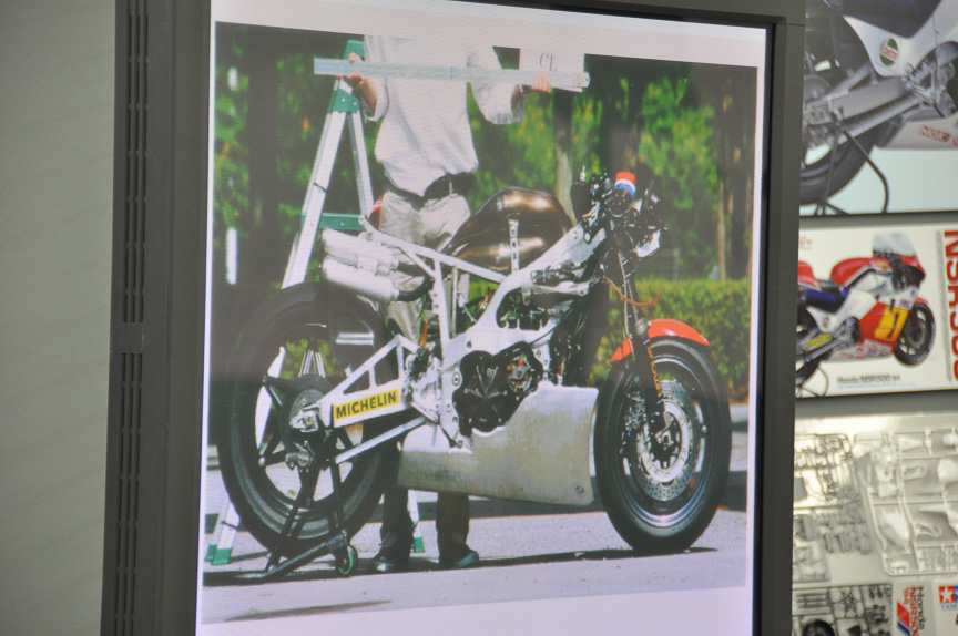 取材写真を交えつつトークショーは進む