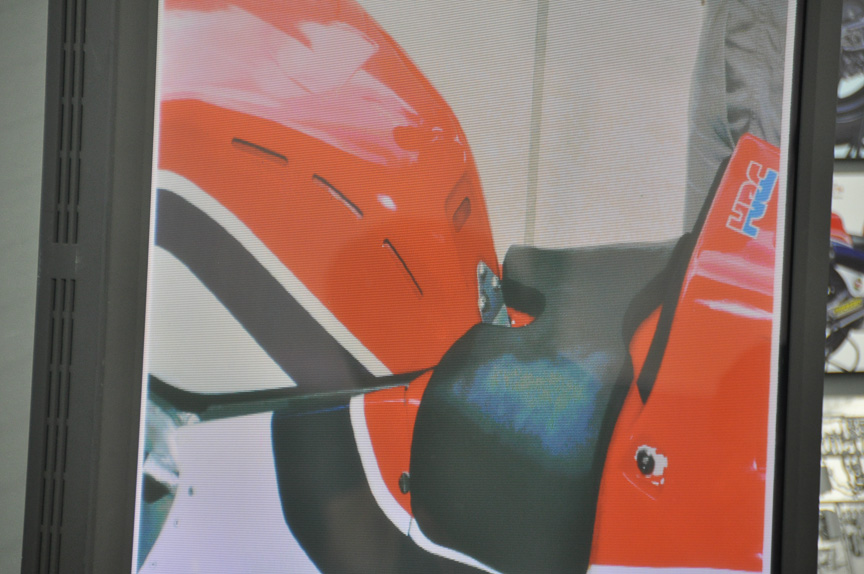 排気管からの熱を逃がすスリット。シーズン後期に開けられているとのこと