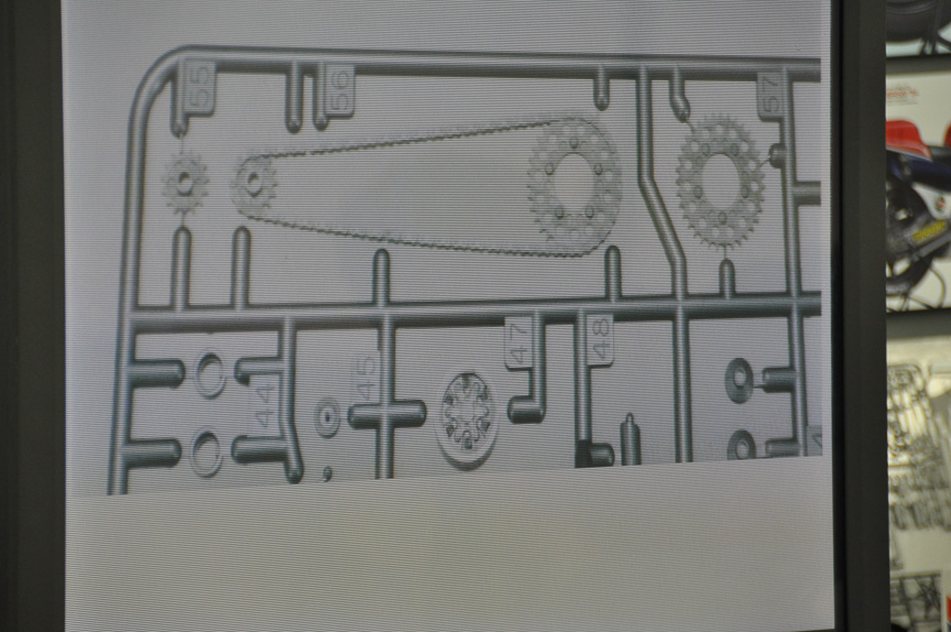フロント、リヤともにスプロケットの別成形パーツがある