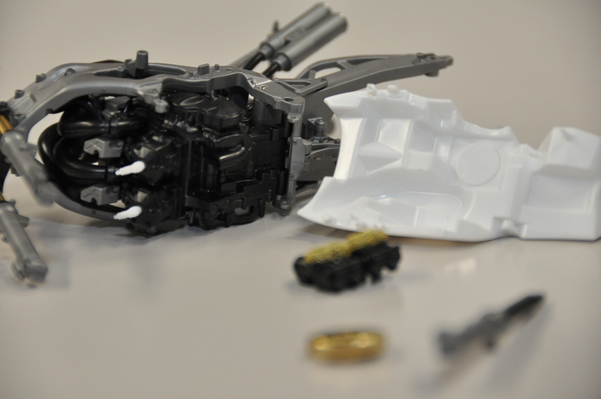 取り外した燃料タンク正面