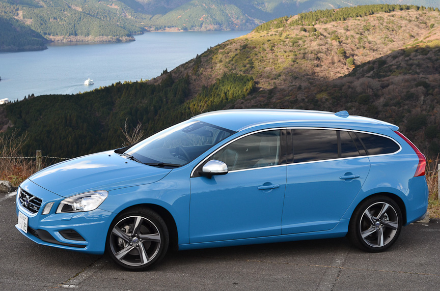 V60 T6 R-DESIGN ポールスター・パフォーマンス・パッケージ。後部にポールスターのエンブレムが貼られる。車体色はR-DESIGN専用のレーベルブルー