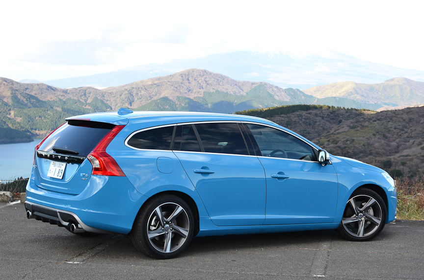V60 T6 R-DESIGN ポールスター・パフォーマンス・パッケージ。後部にポールスターのエンブレムが貼られる。車体色はR-DESIGN専用のレーベルブルー