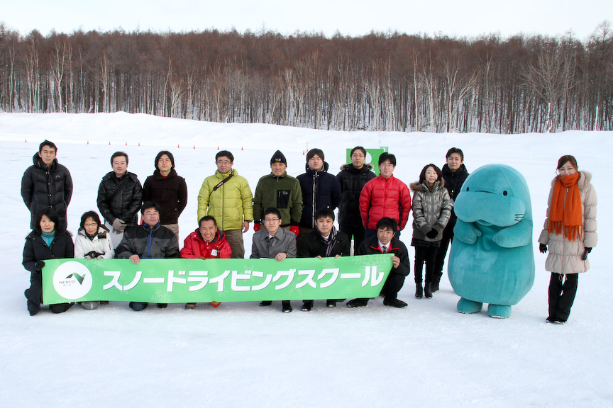 16名が参加したスノードライビングスクール