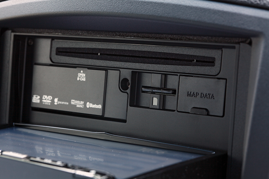 モニターを開くとデータ用のSDカードスロットがある