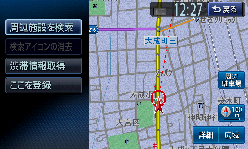 ルート案内中でも現在地メニューを使えばコンビニなどの周辺施設が検索可能。中継点として現在のルートに追加することもできる
