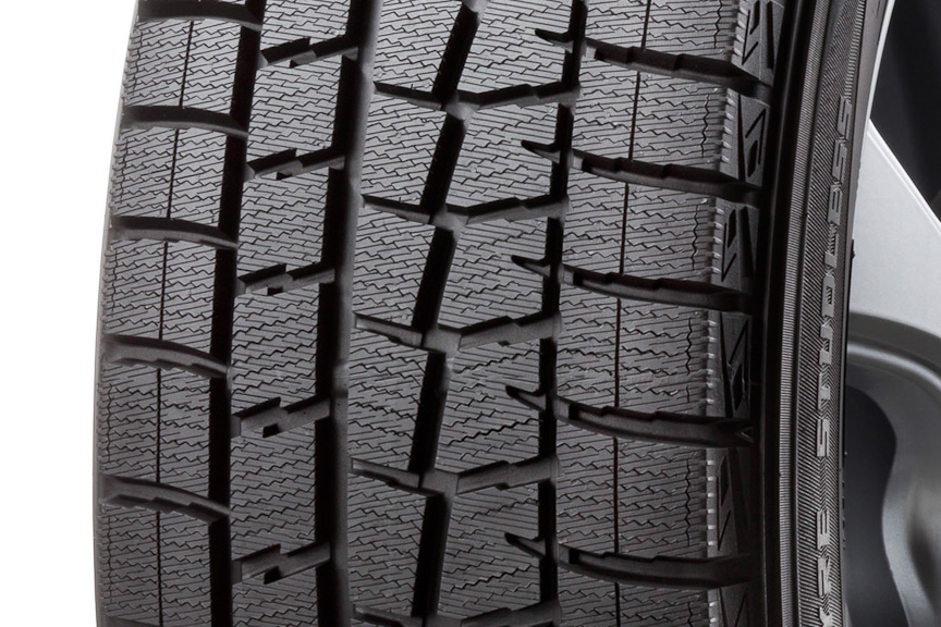 ダンロップが2012-2013シーズンから投入した最新スタッドレスタイヤ「ウインターマックス」。非対称パターンを新たに採用したほか、先代モデルのDSX-2から内部構造を含めて大幅に刷新されている