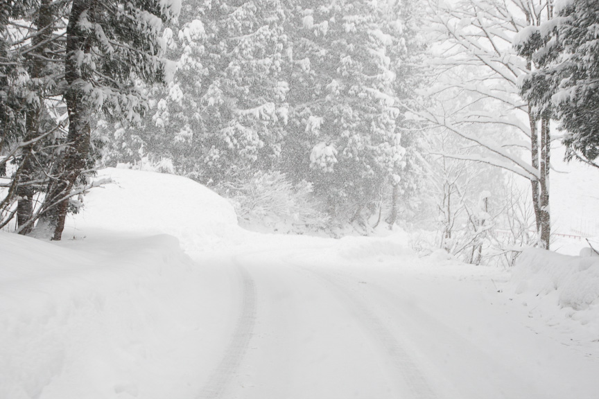 側道に入ると除雪されていないため、このような状態に