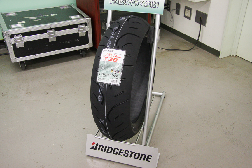 「V.ロッシが認めた扱いやすさ！」というT30。ロッシだったらどんなタイヤでも使いこなすような気がしないでもない。左がフロントタイヤ、右がリアタイヤ