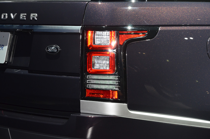 新型レンジローバーの最上級モデル「オートバイオグラフィー」。サイドベントはベント機能のない装飾になった