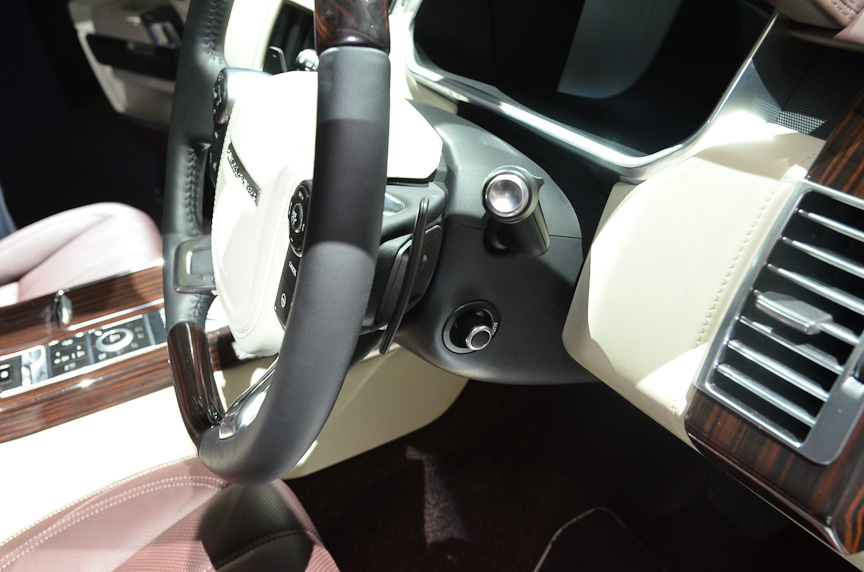 格納式になったテレインレスポンス2のダイヤル。オートモードが加わった。ステアリングコラムにはシフトパドルを備える