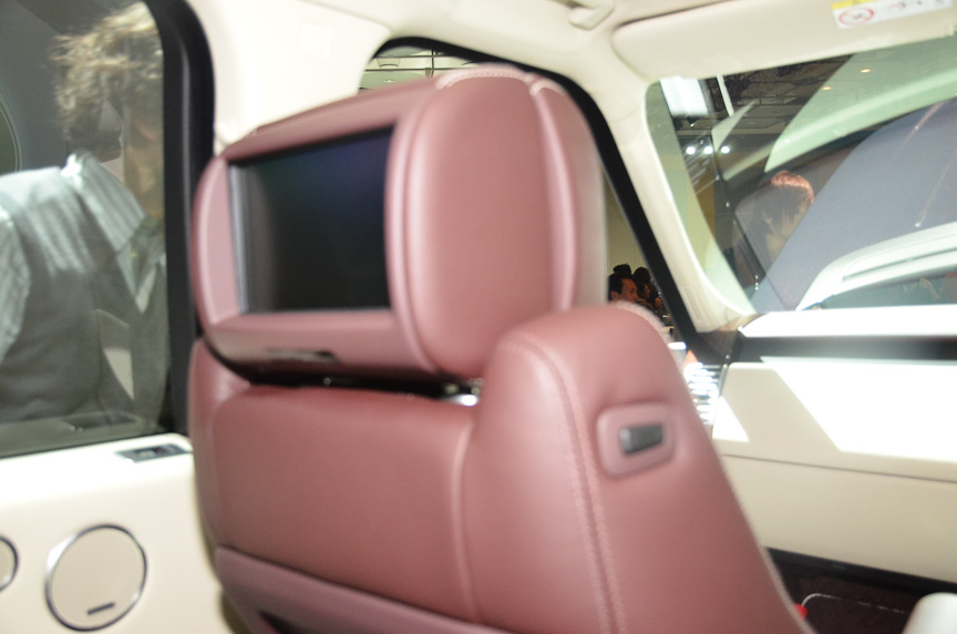 リアシートエンターテインメントシステムはオプション。リアがセパレートの4シーター仕様「リア・エグゼクティブクラスシート」をオプションで選べる