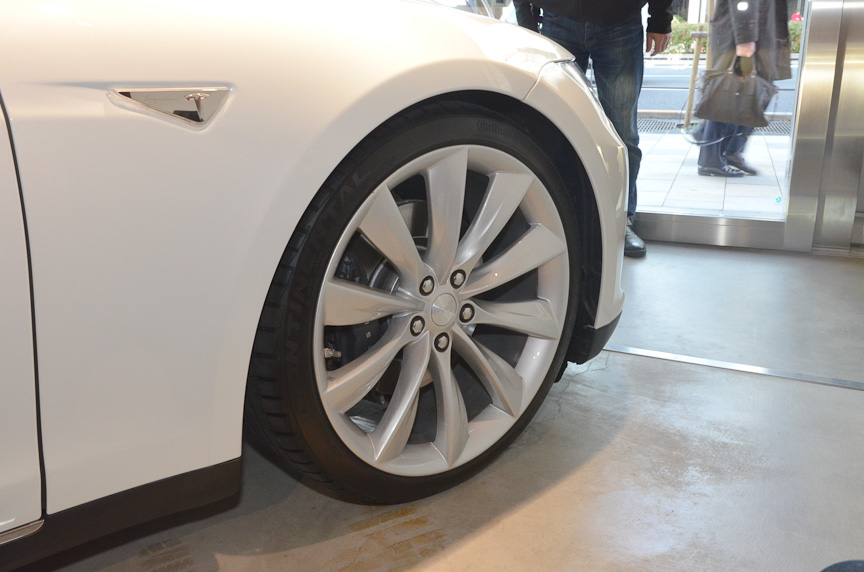 85kWhのパフォーマンス仕様にはエアサスが標準で装備される。右はエアサスで車高を上げたところ