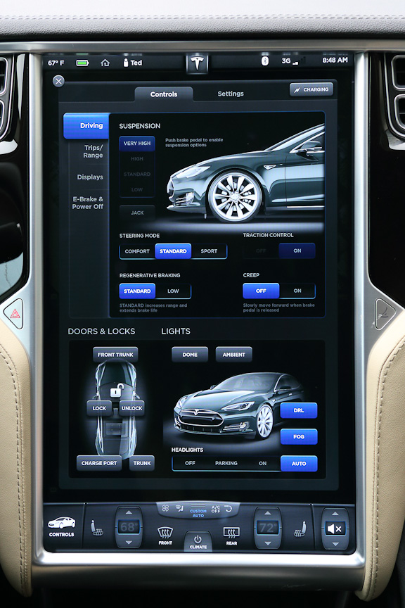 タッチスクリーンのさまざまな表示。上下に2分割して表示することもできる。無線LANとWAN、Webブラウザーが搭載されていて、インターネットにアクセスすることもできる