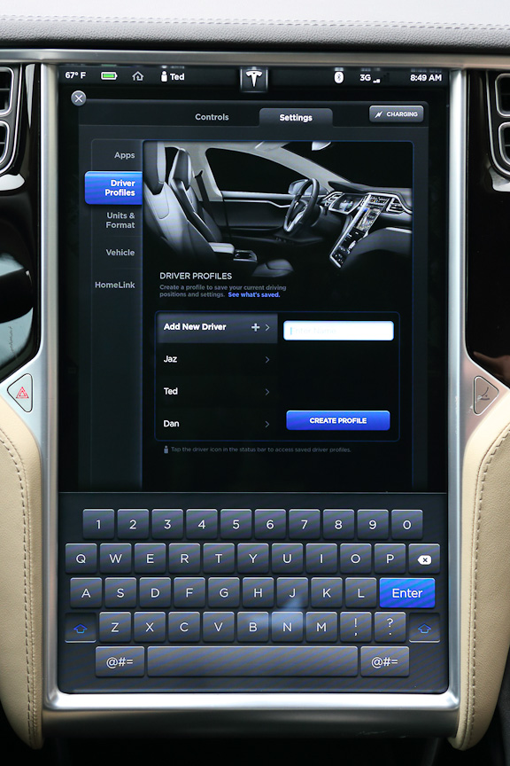 タッチスクリーンのさまざまな表示。上下に2分割して表示することもできる。無線LANとWAN、Webブラウザーが搭載されていて、インターネットにアクセスすることもできる