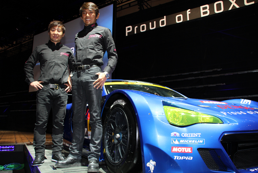 ミシュランタイヤを装着するSUBARU BRZ GT300。ドライバーは、山野哲也選手（右）と佐々木孝太選手（左）