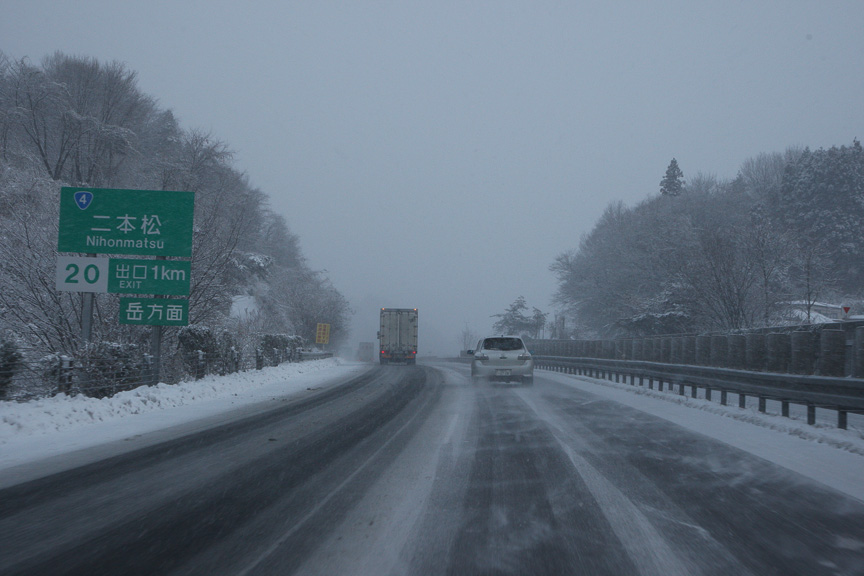 二本松IC近辺で道路は雪が若干積もる状況に