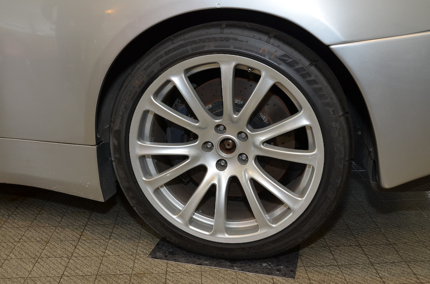 リアは4ピストンキャリバーが奢られる。ここも最終R35 GT-Rと同じ