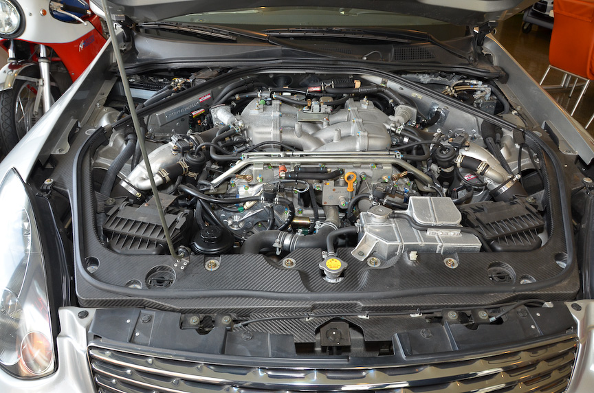 エンジンルーム。ほとんどR35 GT-Rの中味そのまんまという印象