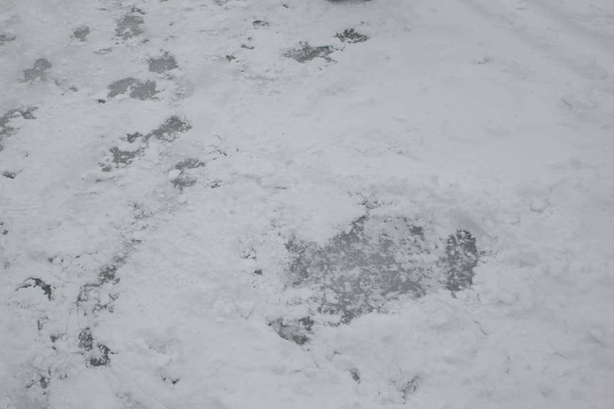 湖上は、雪と氷結湖面が交互に見える状態。イベントが始まると、タイヤのスリップなどにより、氷結湖面が多くを占めていた