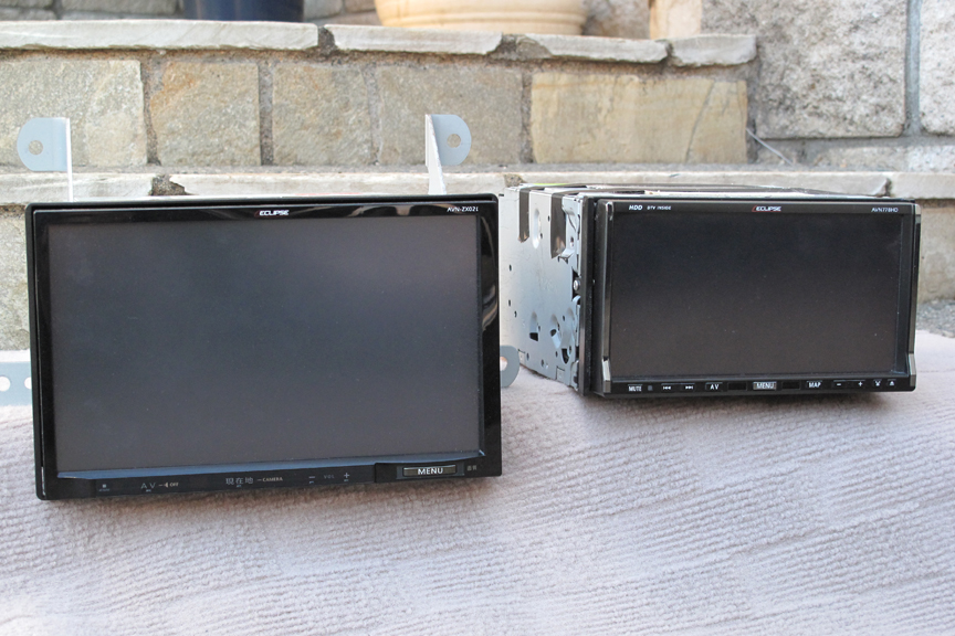 デカいね（笑）。テレビの46型と32型が数字の差以上にデカいように、カーナビの9型と7型はこんなにも大きさが違う。左が9型のAVN-ZX02i、右が7型のAVN778HD