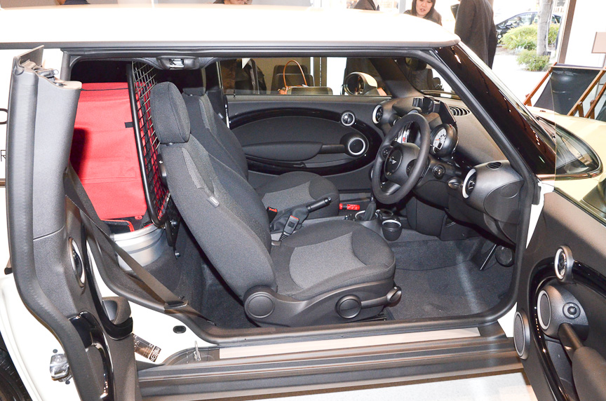 車体右側の「クラブドア」もクラブマンと同様だが、クラブドアのウインドーは樹脂パネルになっている