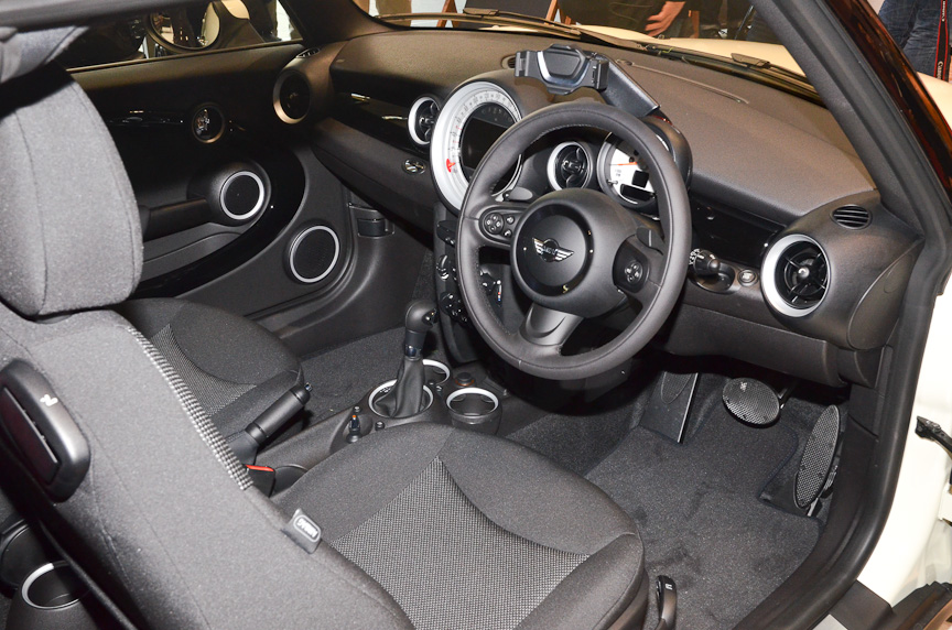 用意されるのはATモデルのみ。シフトパドルを備える。展示車にはインフォテインメントシステム「ビジュアルブースト」が装着されているが、これはオプション。クラブマンのオプションの多くが、このクラブバンにも装着できる