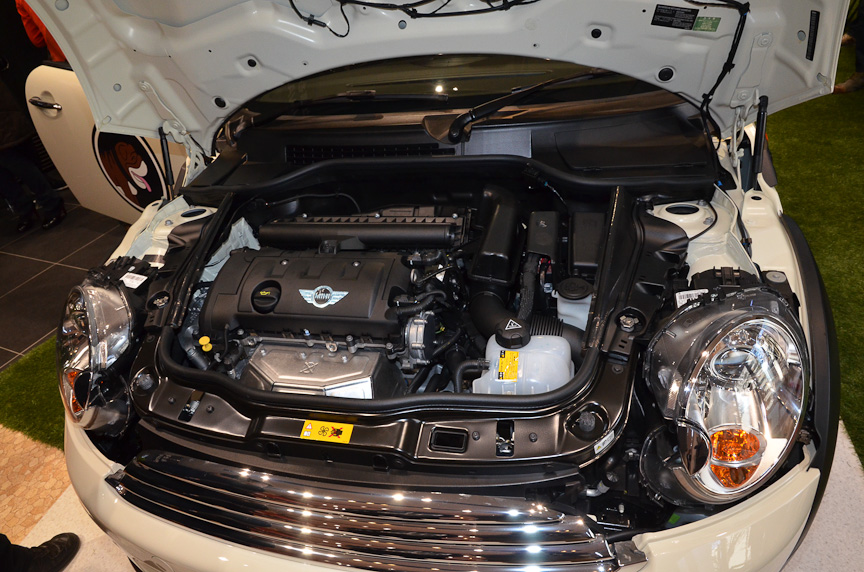 用意されるのはATモデルのみ。シフトパドルを備える。展示車にはインフォテインメントシステム「ビジュアルブースト」が装着されているが、これはオプション。クラブマンのオプションの多くが、このクラブバンにも装着できる