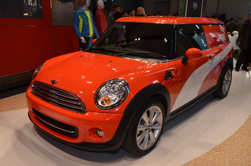 2012年からMINIブランドとコラボレーションしているプーマが、自社のプロモーション用クラブバンを展示した。右上のイメージイラストにあるように、オリジナルのトレーラーを牽引して、さまざまなスポーツイベントに登場する予定