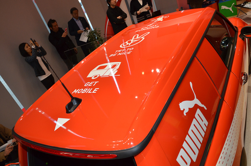 2012年からMINIブランドとコラボレーションしているプーマが、自社のプロモーション用クラブバンを展示した。右上のイメージイラストにあるように、オリジナルのトレーラーを牽引して、さまざまなスポーツイベントに登場する予定