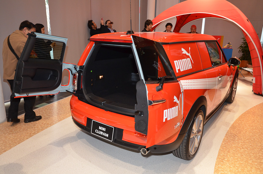 荷室には床下のスペースや電源、ドアポケット、タイダウンフックなどがある