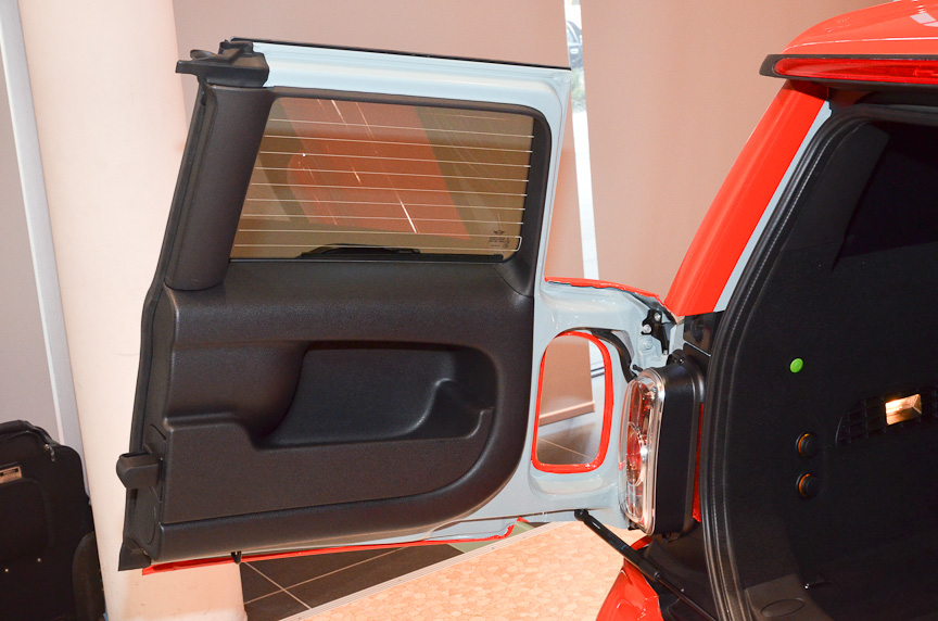 荷室には床下のスペースや電源、ドアポケット、タイダウンフックなどがある