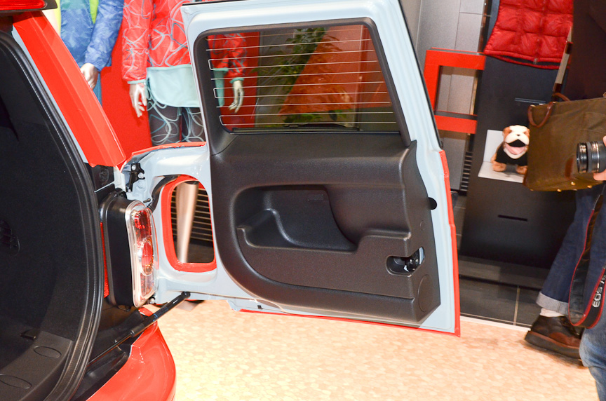 荷室には床下のスペースや電源、ドアポケット、タイダウンフックなどがある