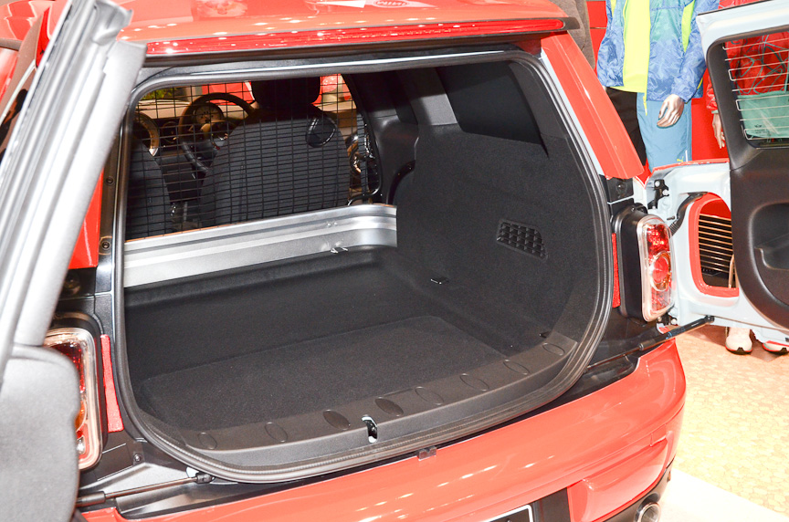 荷室には床下のスペースや電源、ドアポケット、タイダウンフックなどがある