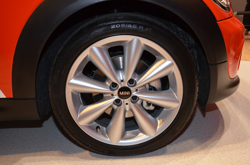 シート背後のケージは頑丈に取り付けられている