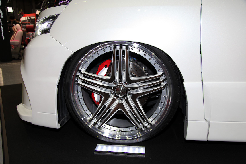 横浜ゴム（PARADA）はヴァルケン（Balken）とコラボレーションしブースを展開。SUVやミニバン向けのタイヤPARADA Spec-Xのプロモーションを行っていた