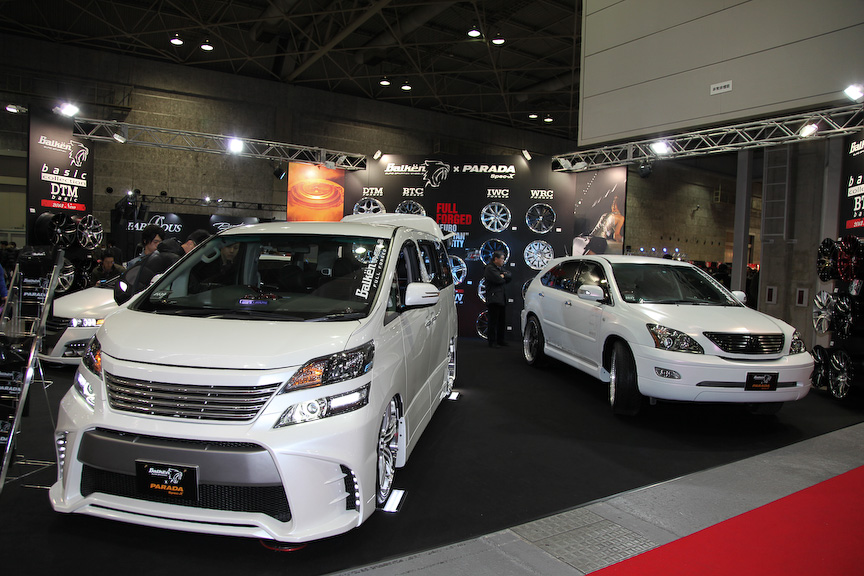 横浜ゴム（PARADA）はヴァルケン（Balken）とコラボレーションしブースを展開。SUVやミニバン向けのタイヤPARADA Spec-Xのプロモーションを行っていた