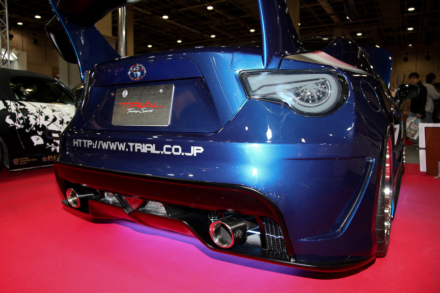 HKSのスーパーチャージャーを装着し、大幅なパワーアップを果たしたトライアルの86。オリジナルのエアロパーツを装着し、ルックス面もブラッシュアップされている。ホイールはレイズのTE37SLを履く