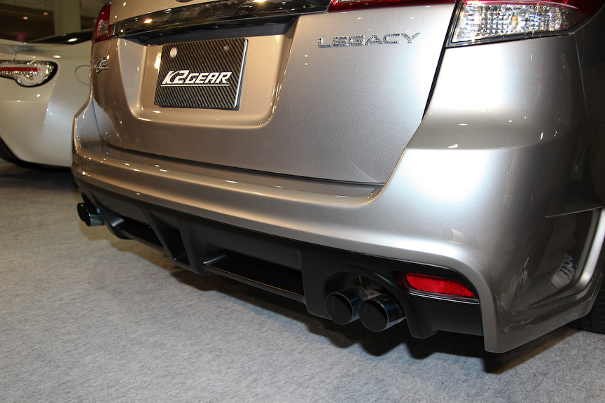 スバル車専門のカスタマイズブランド、K2ギア。印象的なエクステリアのエアロパーツと、かゆいところに手が届くアイデア満載のパーツを多数ラインアップ。注目は新作となるオリジナルのスポーツステアリングだ