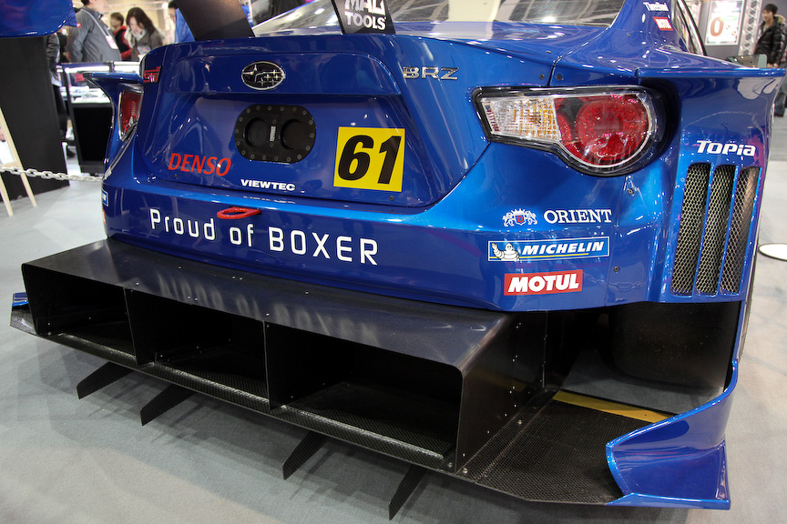 86/BRZの最後は番外編とも言うべきGT300マシン。スバルブースの一角に展示されていたのだが、平置きかつロープが全面に張られていないので、写真のように接写することができた。この距離まで近づくと形状がよく分かる