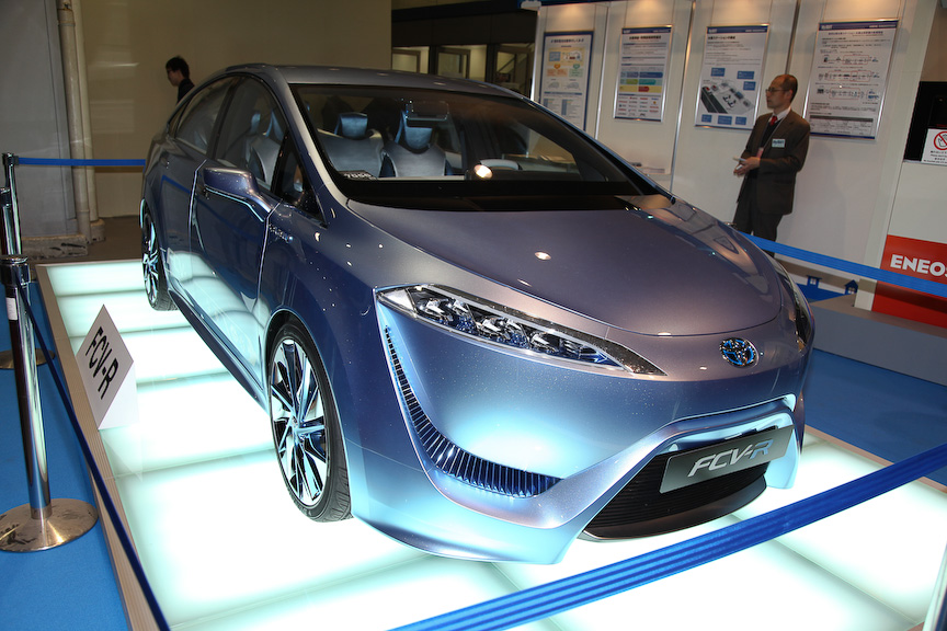 おおさかFCV推進会議もブースを出展。ブース内にはトヨタのFCV-Rが展示されていた