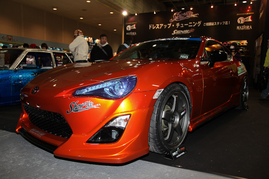 塗りたてというオリジナルカラーリングをまとまったシグナルオート千里の86。控えめなエアロながらGTウイングを装着し、ボディーラインにアクセントを追加。ルーフをブラックにすることでレーシーなスタイルを手に入れている