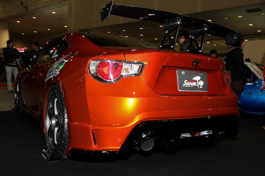 塗りたてというオリジナルカラーリングをまとまったシグナルオート千里の86。控えめなエアロながらGTウイングを装着し、ボディーラインにアクセントを追加。ルーフをブラックにすることでレーシーなスタイルを手に入れている