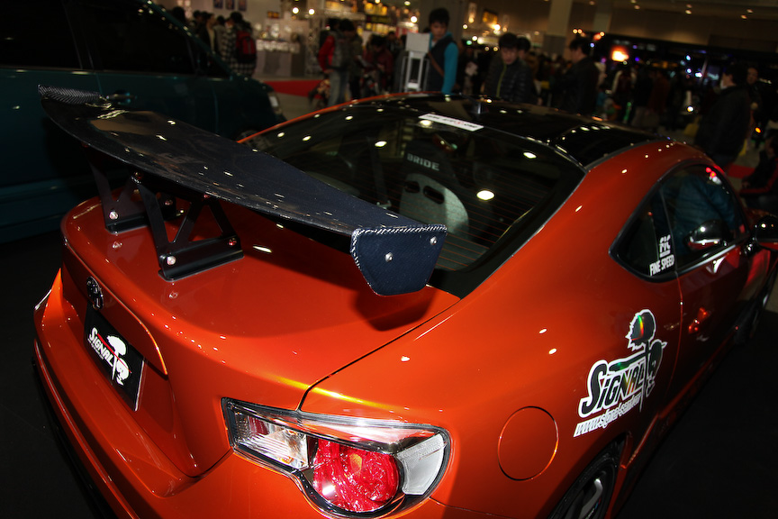 塗りたてというオリジナルカラーリングをまとまったシグナルオート千里の86。控えめなエアロながらGTウイングを装着し、ボディーラインにアクセントを追加。ルーフをブラックにすることでレーシーなスタイルを手に入れている