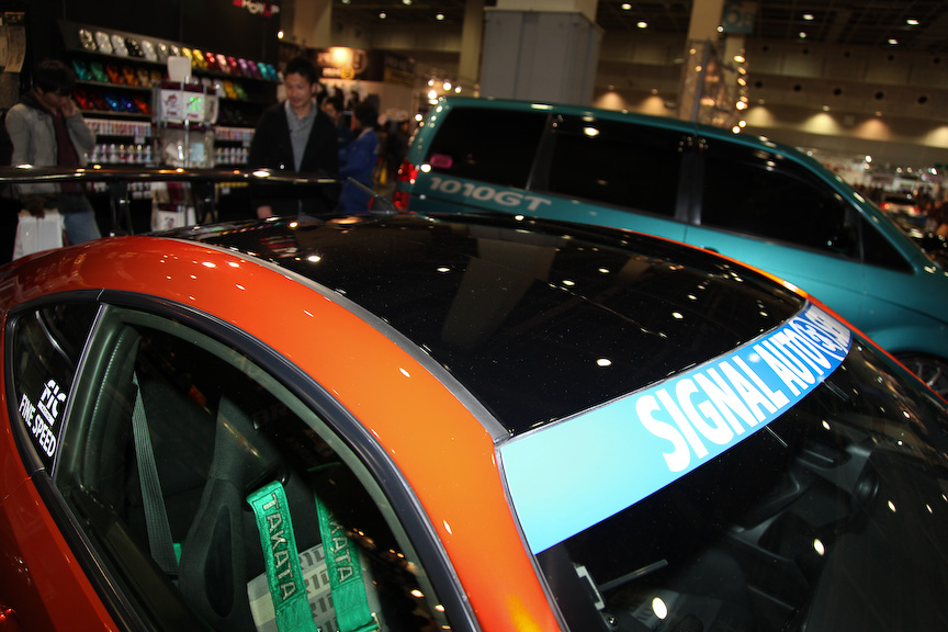 塗りたてというオリジナルカラーリングをまとまったシグナルオート千里の86。控えめなエアロながらGTウイングを装着し、ボディーラインにアクセントを追加。ルーフをブラックにすることでレーシーなスタイルを手に入れている